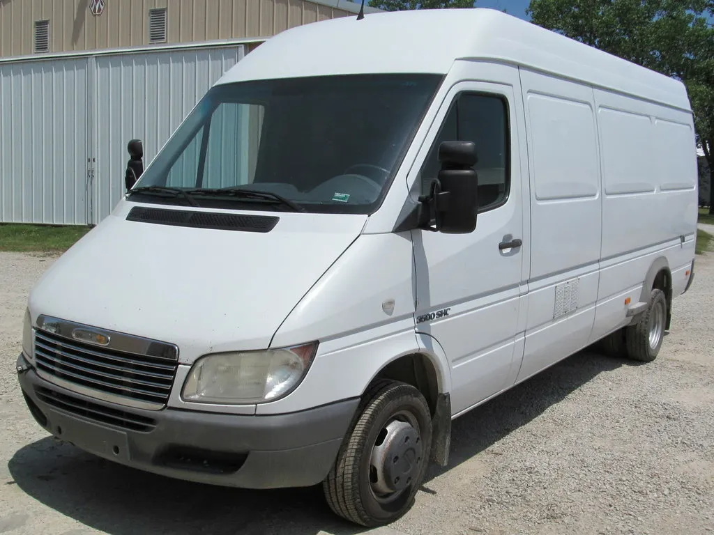 Freightliner Sprinter 2001, цельнометаллический фургон, 1 поколение (05.2001 - 10.2006)