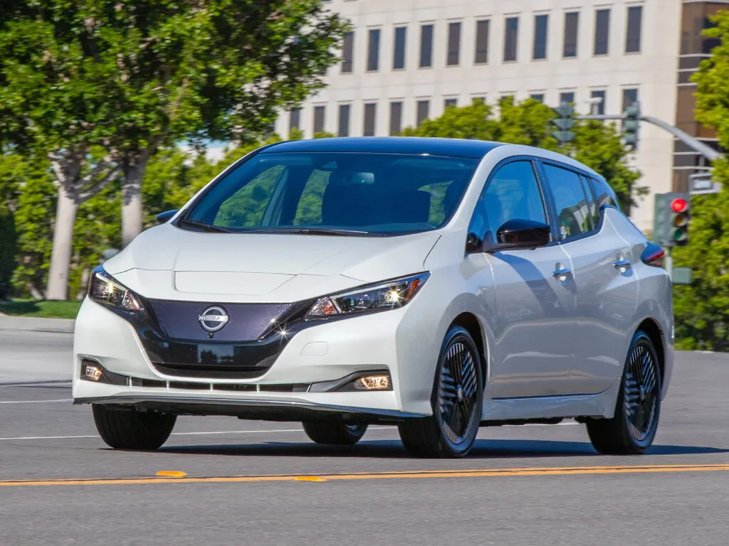 Nissan Leaf рестайлинг 2022, хэтчбек 5 дв., 2 поколение, ZE1 (01.2022 - 08.2025)