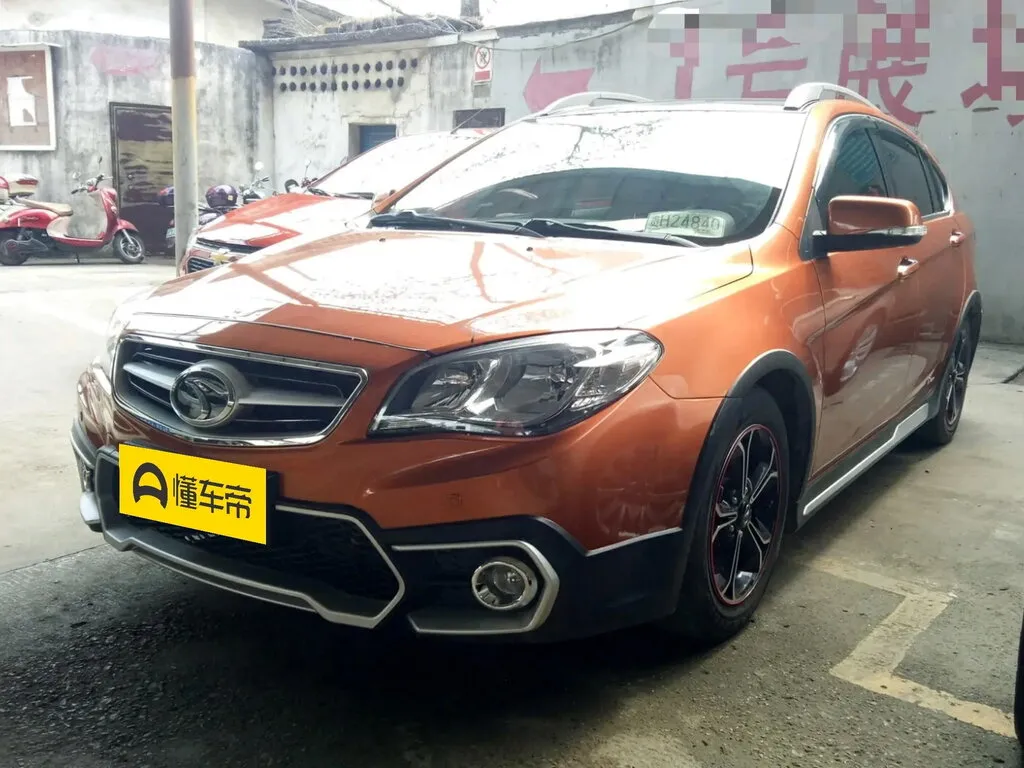 Soueast V6 рестайлинг 2015, лифтбек, 1 поколение (03.2015 - 12.2020)