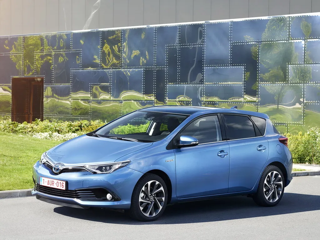 Toyota Auris рестайлинг 2015, хэтчбек 5 дв., 2 поколение, E180 (06.2015 - 03.2019)