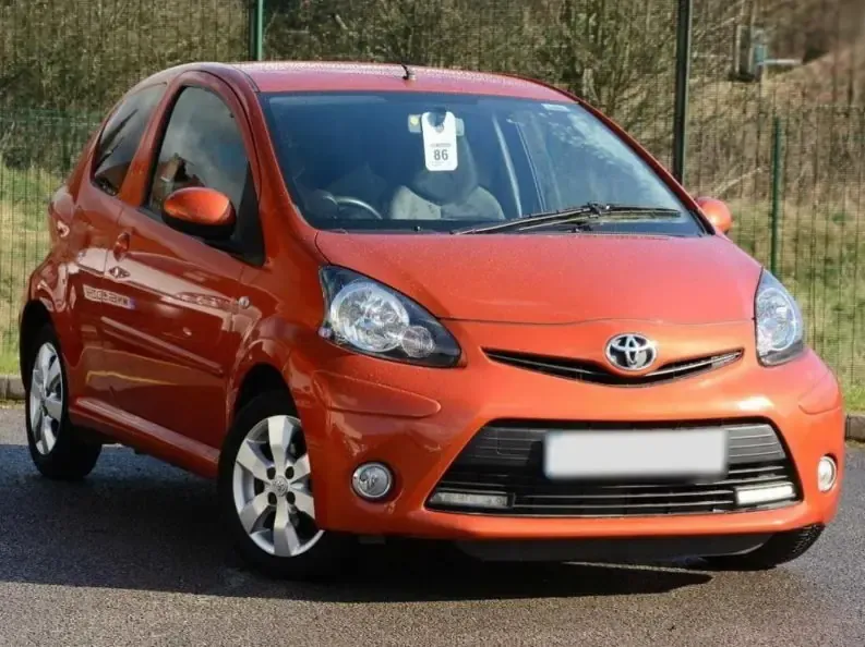 Toyota Aygo 2-й рестайлинг 2012, хэтчбек 3 дв., 1 поколение, B10 (02.2012 - 06.2014)