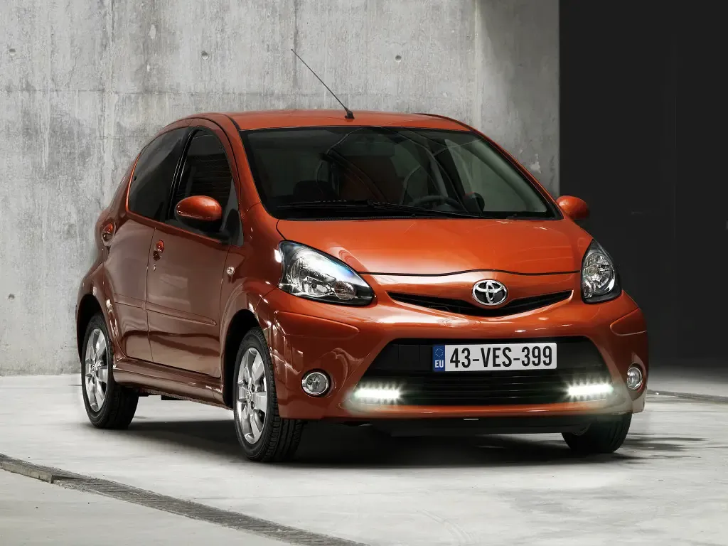 Toyota Aygo 2-й рестайлинг 2012, хэтчбек 5 дв., 1 поколение, B10 (02.2012 - 06.2014)