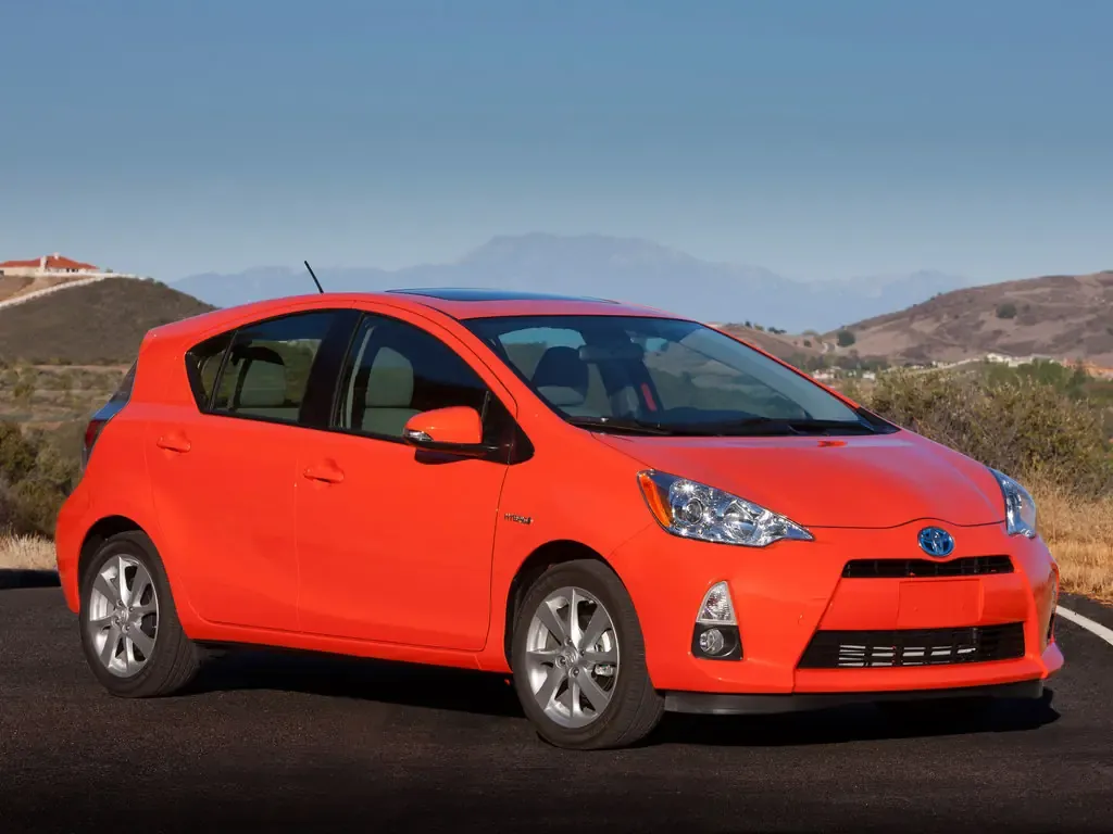 Toyota Prius C 2012, хэтчбек 5 дв., 1 поколение, NHP10 (02.2012 - 12.2014)