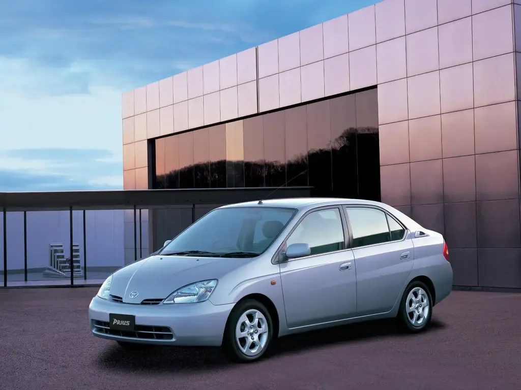 Toyota Prius рестайлинг 2000, седан, 1 поколение, NHW11 (05.2000 - 08.2003)